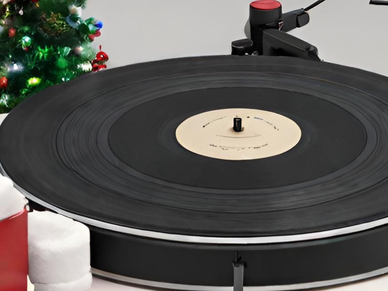 turntable with Christmas decorations